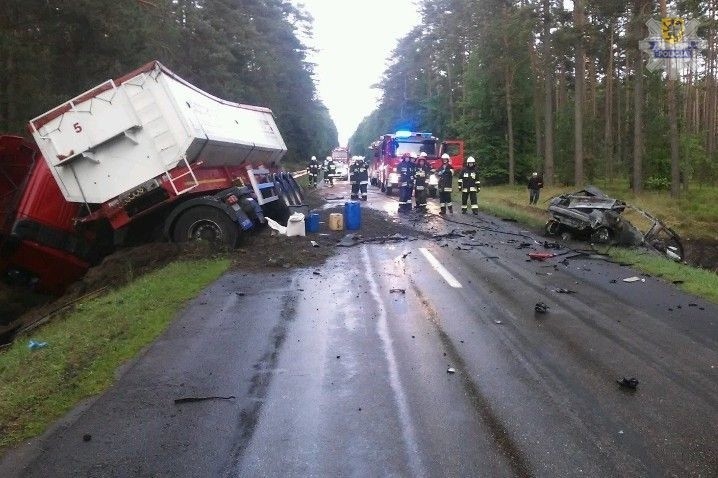 Śmiertelny wypadek w Sporyszu (pow. człuchowski). 30-latek zginął w płonącym aucie [ZDJĘCIA]