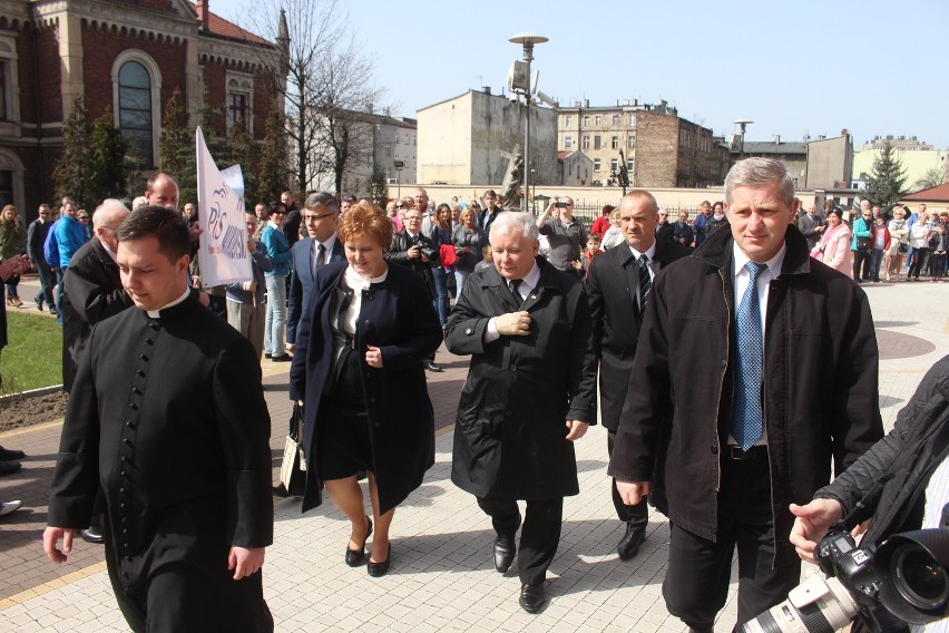 Tablicę pamiątkową ku czci ofiar katastrofy smoleńskiej...