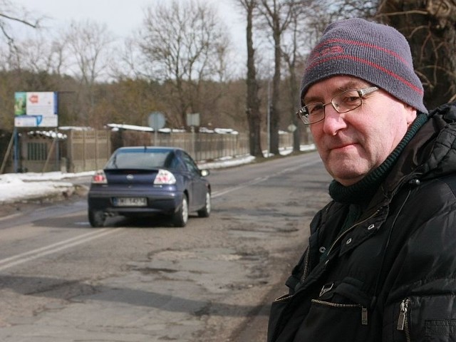 - Pobocza są tak zryte dziurami, że samochody jeżdżą środkiem, albo slalomem - narzeka Maciej Hildebrandt z Międzyrzecza.