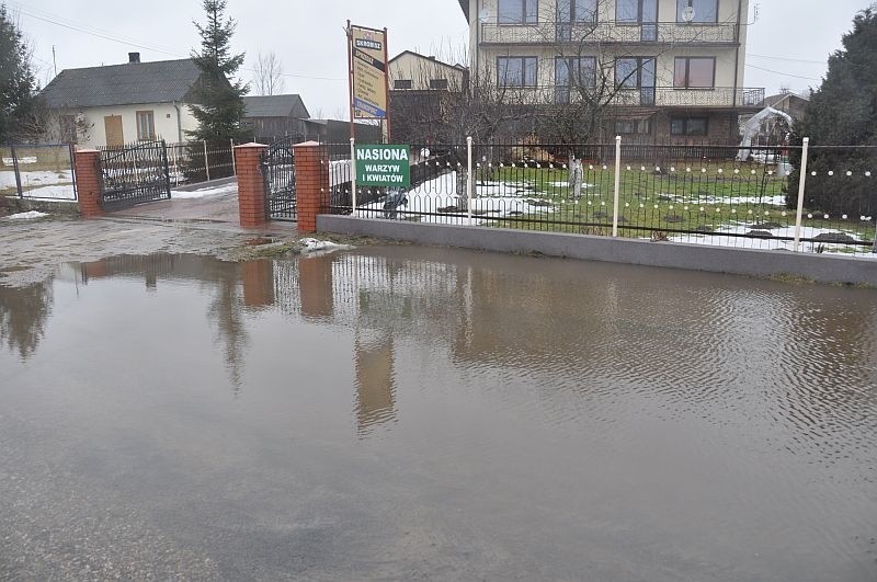 Rowy niewyczyszczone, przepusty pozatykane. Podwórka toną w wodzie 