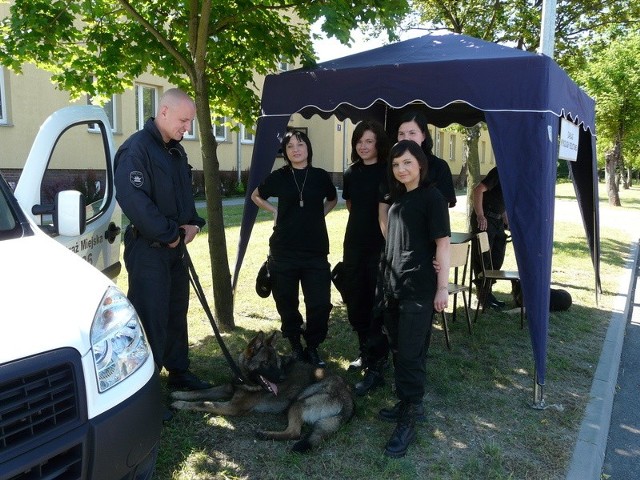 Uczniowie Zespołu Szkół Ponadgimnazjalnych w Solcu nad Wisłą z klas pierwszych policyjnych gościli w Centrum Szkolenia Policji w Legionowie. Atrakcją był pokaz tresury psów.