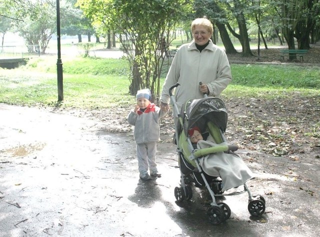 - Leśniczówka jest bardzo ładnym parkiem, jednak potrzebuje pewnych zmian &#8211; mówi pani Anna, która często przychodzi tutaj na spacery z wnukami.