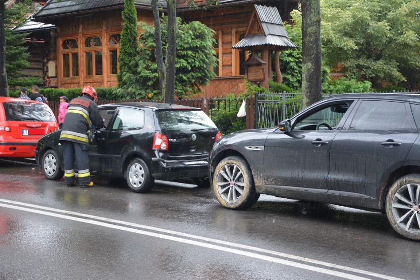 Zakopane. Na Chramcówkach zderzyły się cztery samochody [ZDJĘCIA]