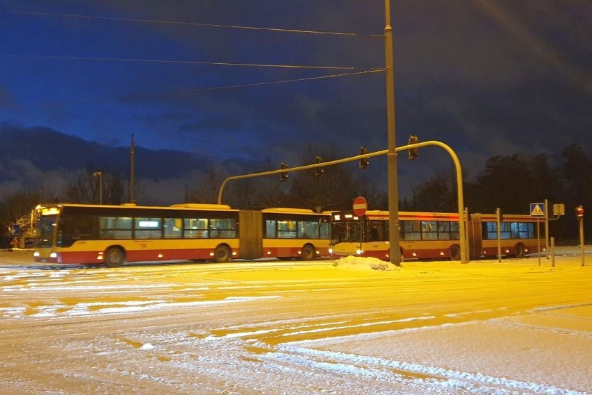 Na skrzyżowaniu Lodowej i Przybyszewskiego autobus utknął na...