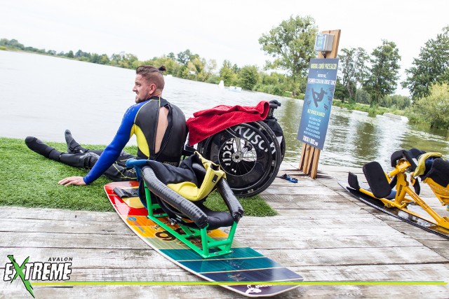 We wtorek w Bydgoszczy odbędą się warsztaty Avalon Extreme SitWake Academy. To propozycja dla osób niepełnosprawnych, które chcą doskonalić swoje umiejętności na desce. Zajęcia odbędą się w bydgoskim wakeparku na terenie Myślęcinka.