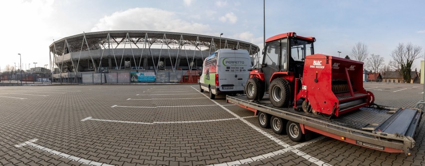 Bielsko-Biała naprawia murawę na stadionie Podbeskidzia. Zobaczcie zdjęcia