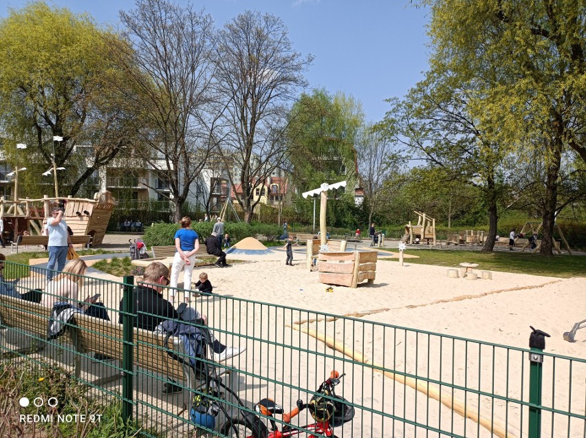 Kraków. Plac zabaw w Parku Zaczarowanej Dorożki na Czerwonym Prądniku w Krakowie nadal oficjalnie nieczynny [NOWE ZDJĘCIA]