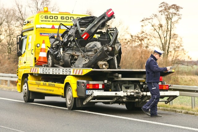 Śmiertelny wypadek na A4. Tyle zostało z samochodu, którym podróżowała Magdalena Hanuza. Tir prowadzony przez naćpanego kierowcę uderzył w jej auto 2 stycznia 2012 roku.