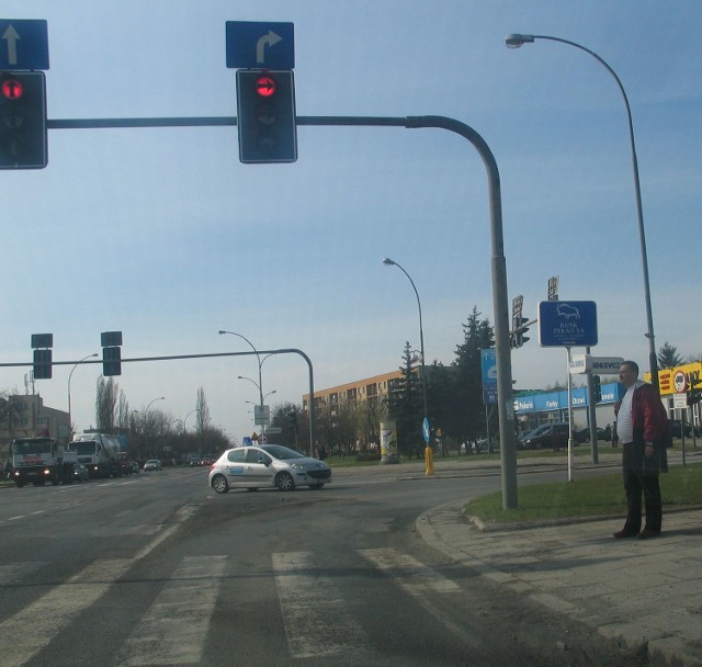 W pierwszej kolejności odmalowane zostaną przejścia dla pieszych w centrum miasta, jak to skrzyżowanie ulicy Sienkiewicza i Sikorskiego.