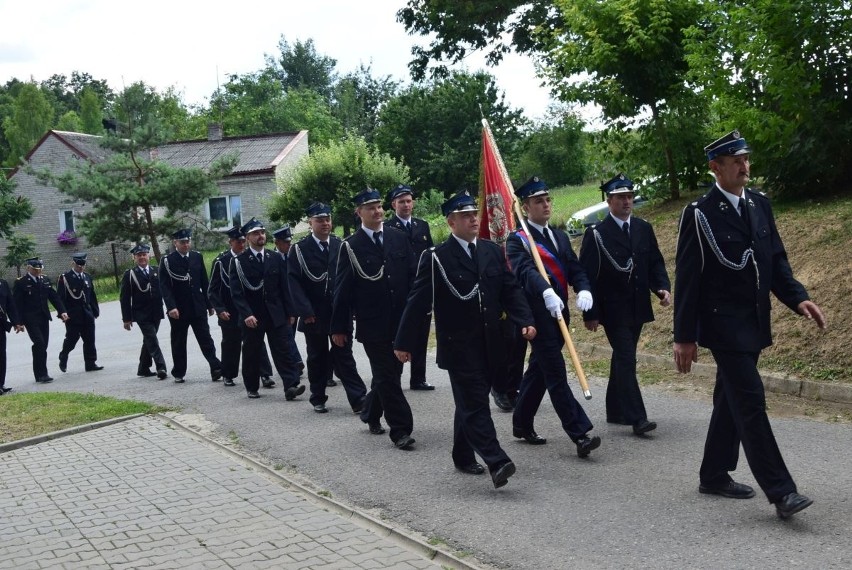 Strażacy z Jędrzejowic otrzymali nowy samochód bojowy i sprzęt do ratownictwa drogowego