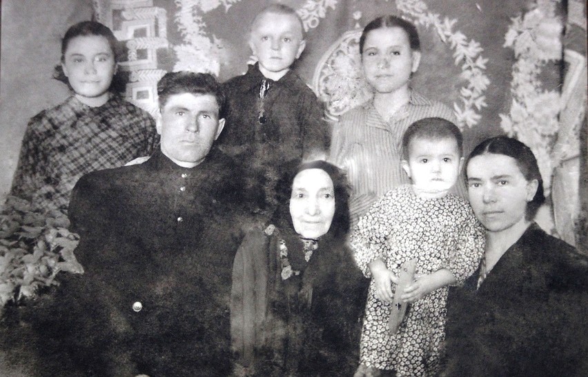 Rodzina Bagińskich w roku 1948 w Kazachstanie. 2-letnia mama...