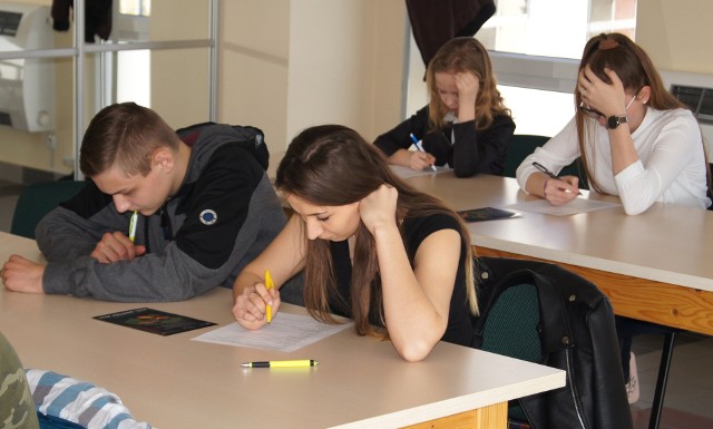 Uczniowie szkół powiatu kazimierskiego rywalizowali o tytuły mistrzów w turnieju wiedzy pożarniczej.