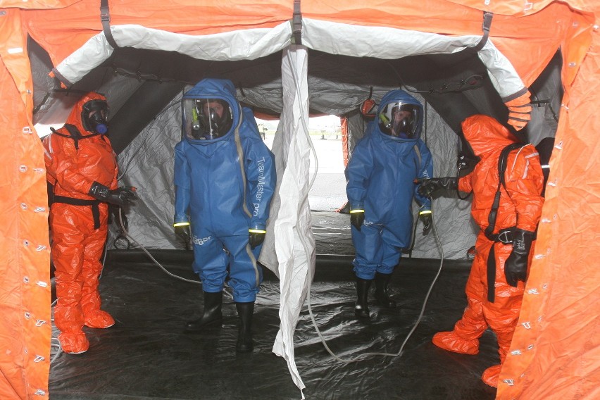 W Pyrzowicach służby gotowe są na  starcie z ebolą. Gorzej z podróżnymi [ZDJĘCIA]