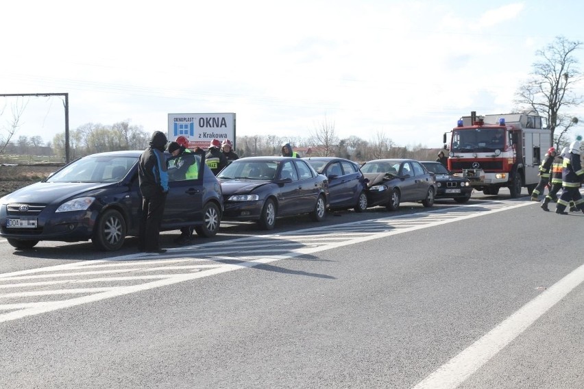 Wypadek pod Wrocławiem. Zderzenie 4 samochodów, jedna osoba ranna (ZDJĘCIA)