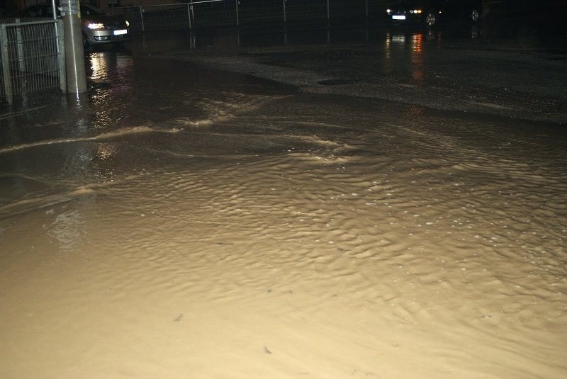 Powódź w Brzezinach! Po deszczu zalało główne ulice miasta!