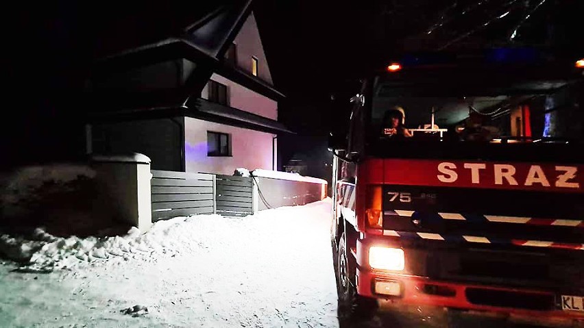 Nocny pożar w Lubomierzu. Trudna akcja strażaków ocaliła dom