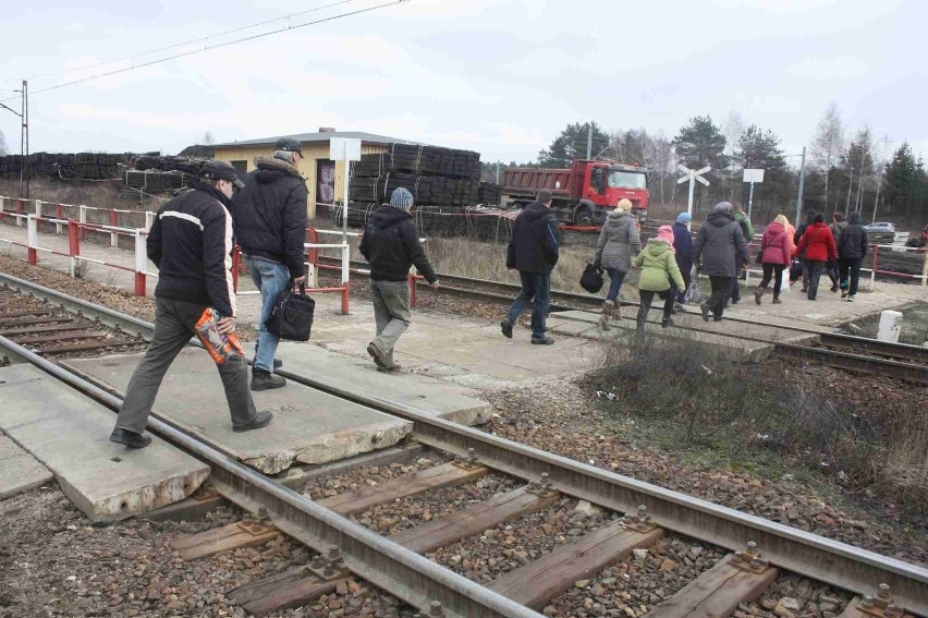 Chaos komunikacyjny w Chruszczobrodzie. A ty sobie idź, człowieku, pod pociąg... [ZDJĘCIA]