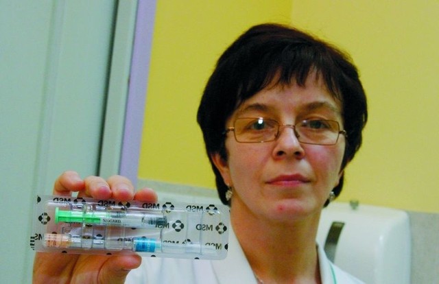 Pielęgniarka ze słupskiej kliniki Salus - Alicja Jesionek - ze szczepionką chroniącą przed rakiem szyjki macicy.