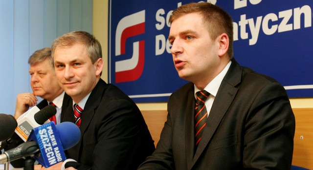 Bartosz Arłukowicz na zdjęciu po prawej stronie.