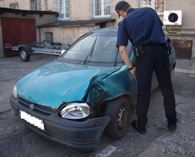 22-latek, uciekając przed policjantami, spowodował kolizję. Jak się okazało, był poszukiwany i jechał bez uprawnień