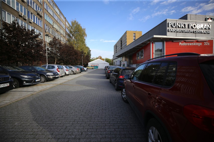 Duże kolejki do punktów drive-thru w Katowicach....