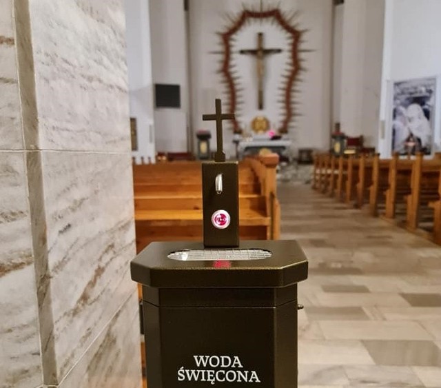 Bezdotykowa kropielnica stanęła w bydgoskim kościele pw. Świętego Krzyża w Bydgoszczy