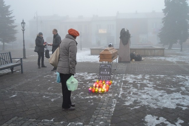 Na Rynku w Skale stanęła trumna upamiętniająca w symboliczny sposób ofiary smogu w mieście