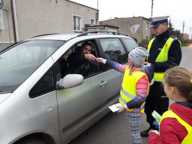 Uczestnicy akcji - dzieci i policjanci wręczali  kierowcom uśmieszki lub smutną minkę, przypominając o bezpieczeństwie.