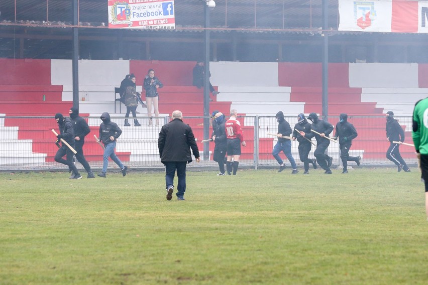 Na stadion przy Bandrowskiego wbiegli kibole Unii i starli...