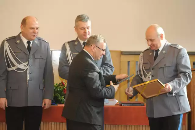 Nowy komendant opolskiej policji Leszek Marzec (z lewej), ustępujący Bogdan Klimek (z prawej) z komendantem głównym Markiem Działoszyńskim i marszałkiem Opolszczyzny Józefem Sebestą (w środku).