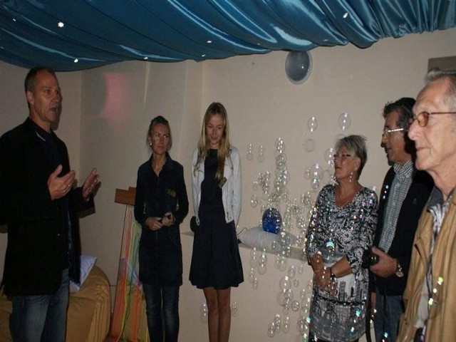 Z lewej dyrektor Karol Kołyszko, nauczycielki Katarzyna Szczepańska i Ewa Leszczyńska. Pokazują salę doświadczenia świata gościom z holenderskiej fundacji Kienkeurig