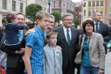 Bronisław Komorowski w Grudziądzu. - Przyjmie pan uchodźców pod swój dach?!-pytali mieszkańcy