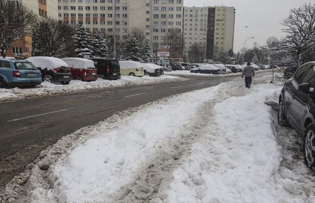 Czytelnik skarży się, że na os. Drabinianka chodniki nie są odśnieżane od początku zimy. Sprawdziliśmy