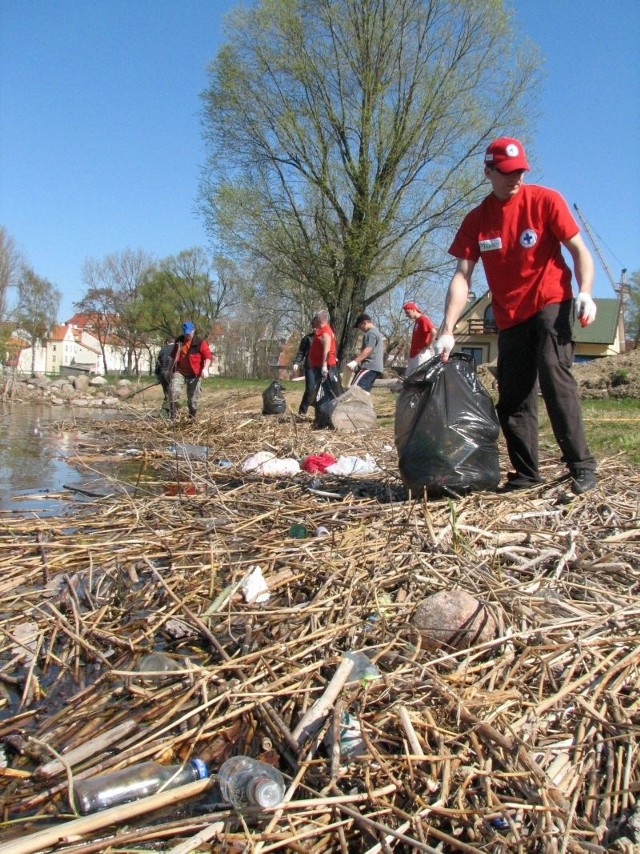 W sobotniej, kilkugodzinnej akcji sprzątania Jeziora Ełckiego wzięło udział 20 osób