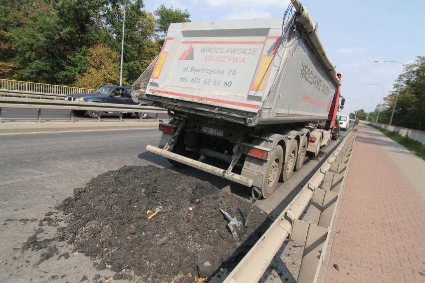 Wypadek na moście Milejnijnym. Z ciężarówki ładunek wysypał się na jezdnię (ZDJĘCIA)