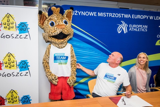 Krzysztof Wolsztyński, Iga Baumgart-Witan oraz "Brysio", maskotka drużynowych mistrzostw Europy, które odbędą się na Zawiszy w dniach 9-11 sierpnia br.