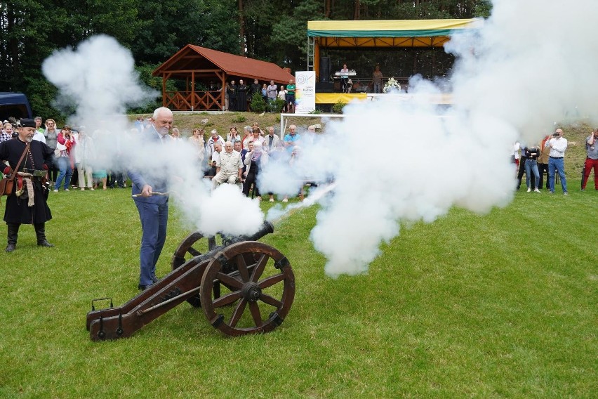 Armatni wystrzał rozpoczął mniej oficjalną część...