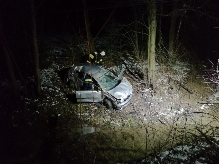 Jasienna. Samochód wypadł z drogi i stoczył się ze skarpy. Poszkodowana w szpitalu