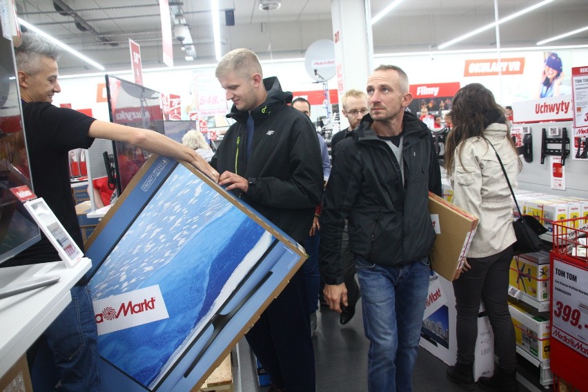 Media Markt w Żorach otwarty. Klienci stoczyli walkę o...