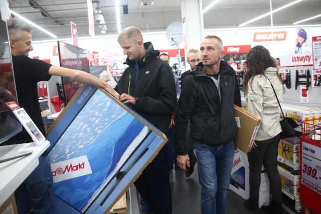 Media Markt w Żorach otwarty. Klienci stoczyli walkę o telewizory i inne sprzęty elektroniczne po okazyjnej cenie