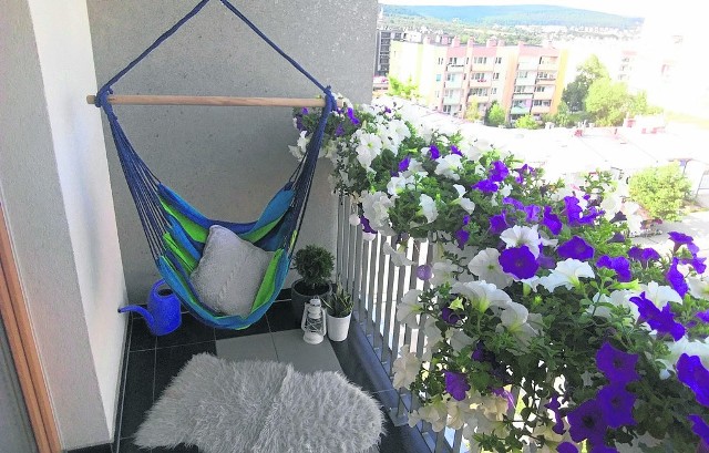 Ewelina i Paweł stworzyli na swoim balkonie wspaniałe miejsce do wypoczynku i rekreacji. Ozdabiają go białe i fioletowe surfinie. Jest też stolik i krzesła, miejsce gdzie można usiąść wśród zapachu kwiatów.