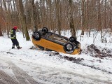 Samochód dachował w miejscowości Dobrowo. Autem podróżowała matka z dzieckiem [ZDJĘCIA]