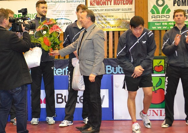 Poczas prezentacji działacze sekcji wręczyli kwiaty zdobywcy medalu na mistrzostwach świata w Maroku - Patrykowi Zatówce i trenerowi kadry Piotrowi Szafrankowi.