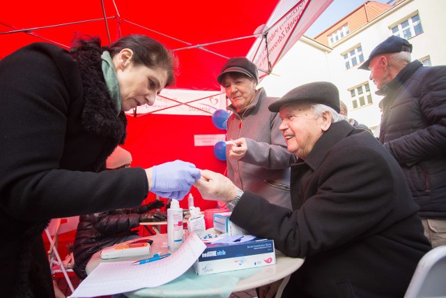Mnóstwo mieszkańców skorzystało z darmowych badań w przychodni przy ul Tuwima w Słupsku. Akcję zorganizowano z okazji Światowego Dnia Zdrowia.