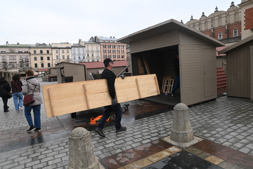 Na Rynku Głównym w Krakowie trwają przygotowania do jarmarku...