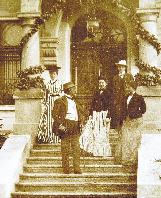 Henryk Sienkiewicz z rodziną przed pałacykiem w Oblęgorku, głównym miejscu obchodów Roku Sienkiewicza.