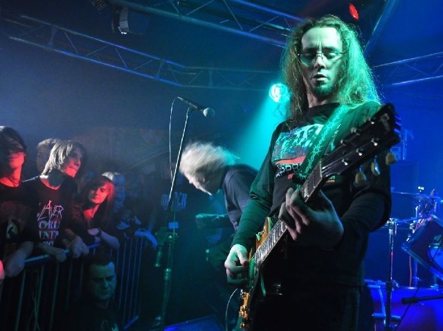 W piątek w Klubie Maxim w Tarnobrzegu zagrała legendarna kapela metalowa KAT wraz z Romanem Kostrzewskim na czele.