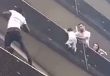 Imigrant z Mali bohaterem Francji. Uratował dziecko zwisające z balkonu (WIDEO)