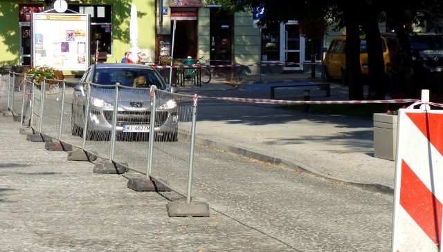 Blisko 5 milionów złotych kosztowała rewitalizacja placu Zwycięstwa w Busku-Zdroju. Minęło niewiele czasu od "wstęgi", a rynek się sypie. Trwają właśnie gwarancyjne prace naprawcze (na zdjęciu - na południowej pierzei rynku), co powoduje znaczne utrudnienia w komunikacji. ZOBACZ WIĘCEJ NA KOLEJNYCH ZDJĘCIACH >>>