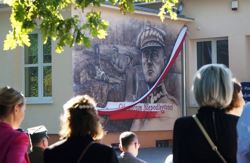 Przy wejściu do Szkoły Podstawowej w Parchaniu podziwiać...